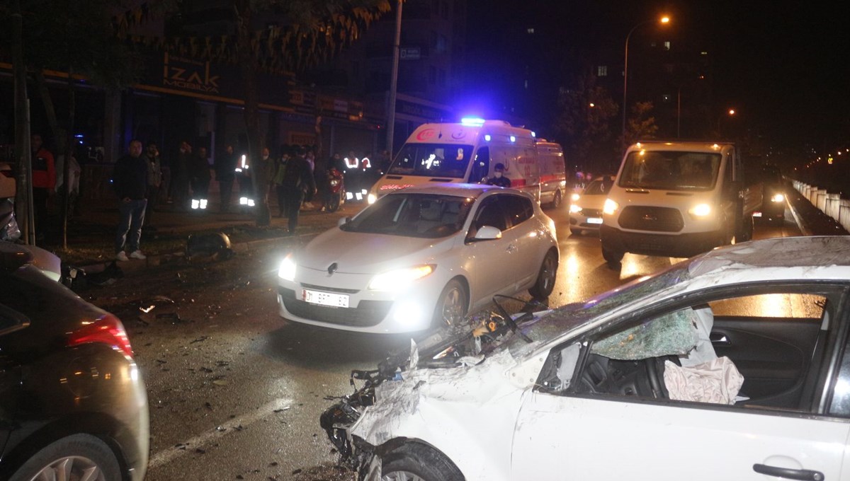 Adana'da iki otomobil çarpıştı, 3 kişi yaralandı