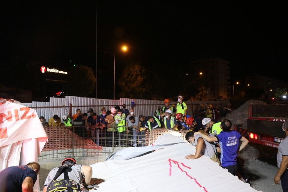 İzmir'de otomobil metro inşaatındaki boşluğa düştü: 1 ölü, 1 yaralı - 1