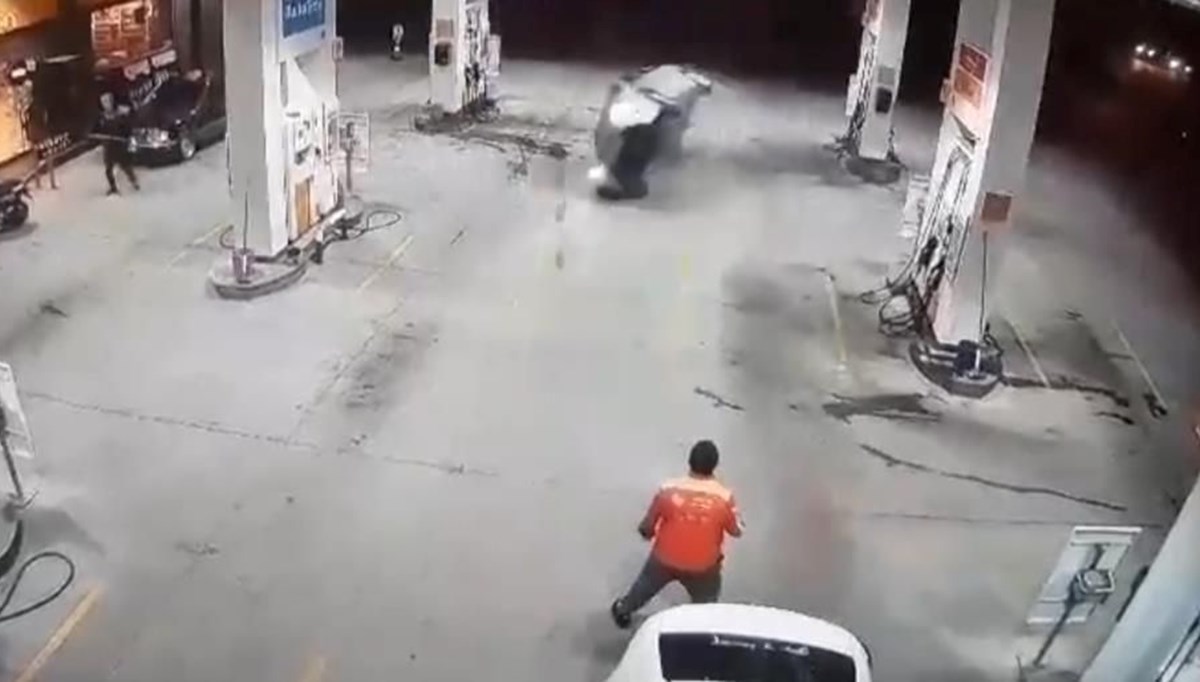 Akaryakıt istasyonunda faciadan dönüldü: Bir anda şerit değiştirdi, takla attı Akaryakıt istasyonunda faciadan dönüldü: Bir anda şerit değiştirdi, takla attı