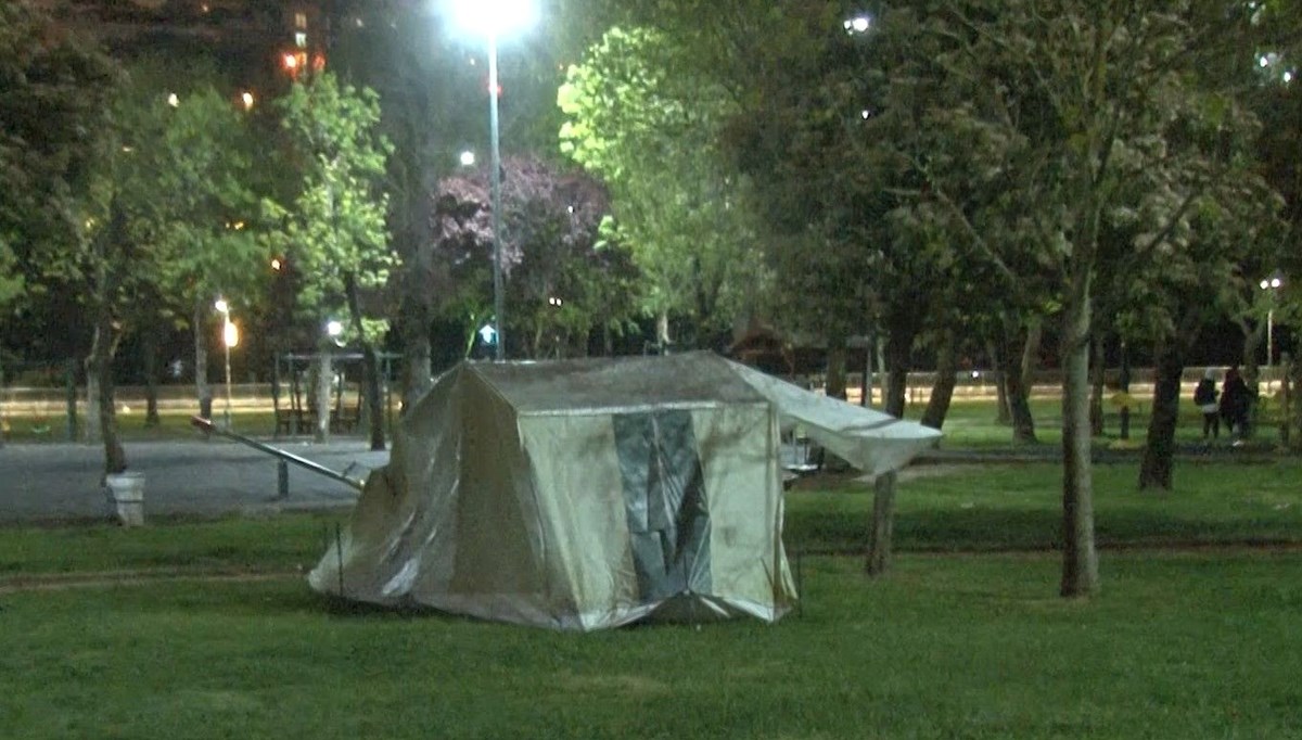 İstanbullular çadırda kalmaya devam ediyor