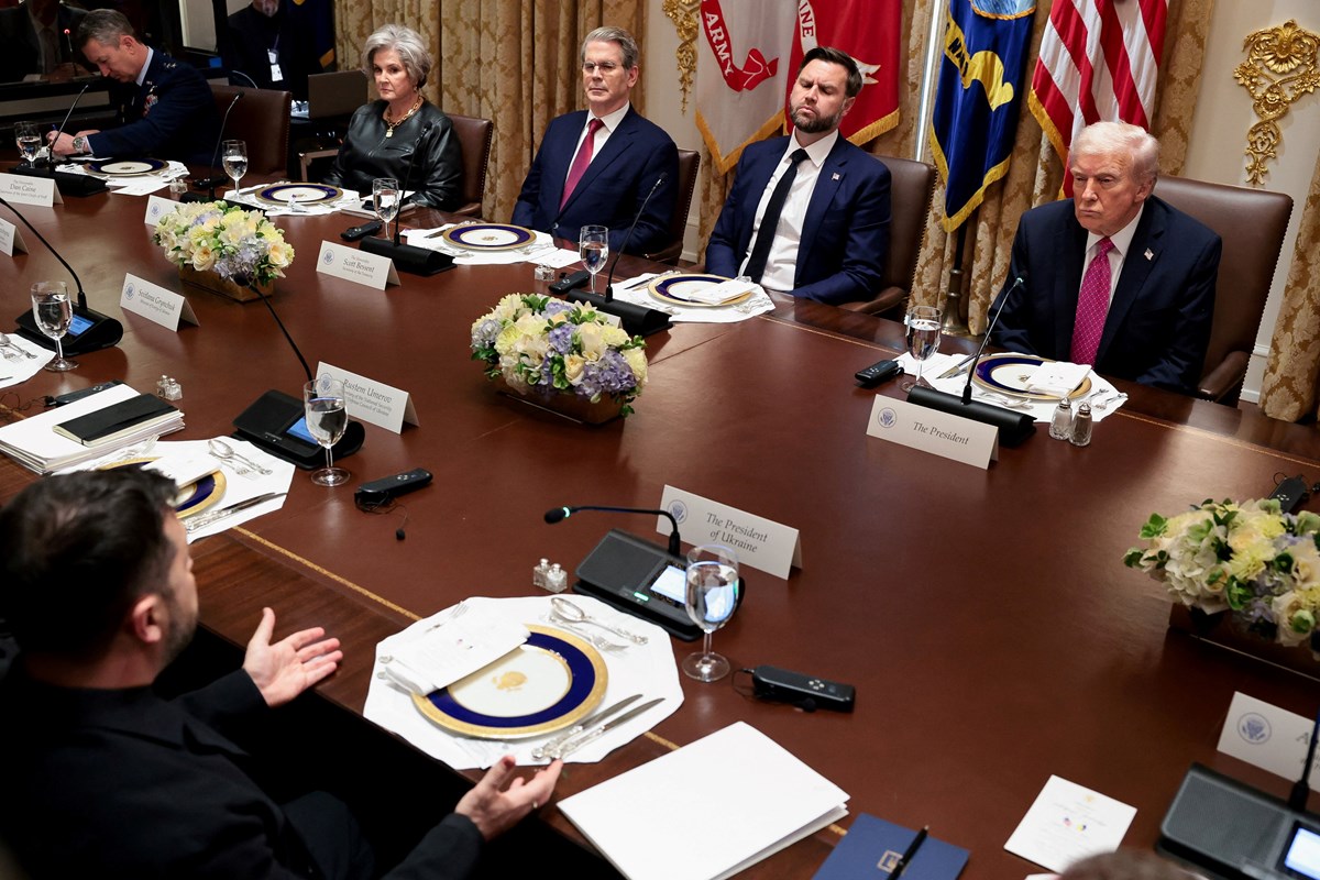Trump ve Zelenski beraberlerindeki heyetleri ile basının karşısına geçti.