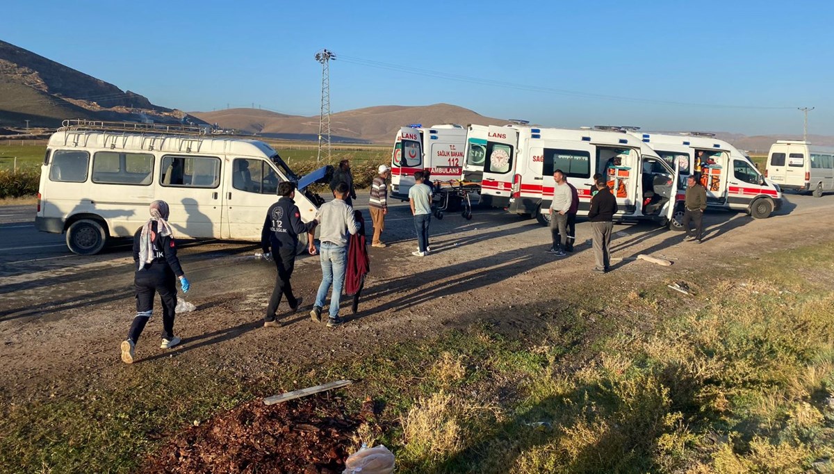 İşçileri taşıyan minibüs ile yakıt tankeri çarpıştı: 15 yaralı İşçileri taşıyan minibüs ile yakıt tankeri çarpıştı: 15 yaralı