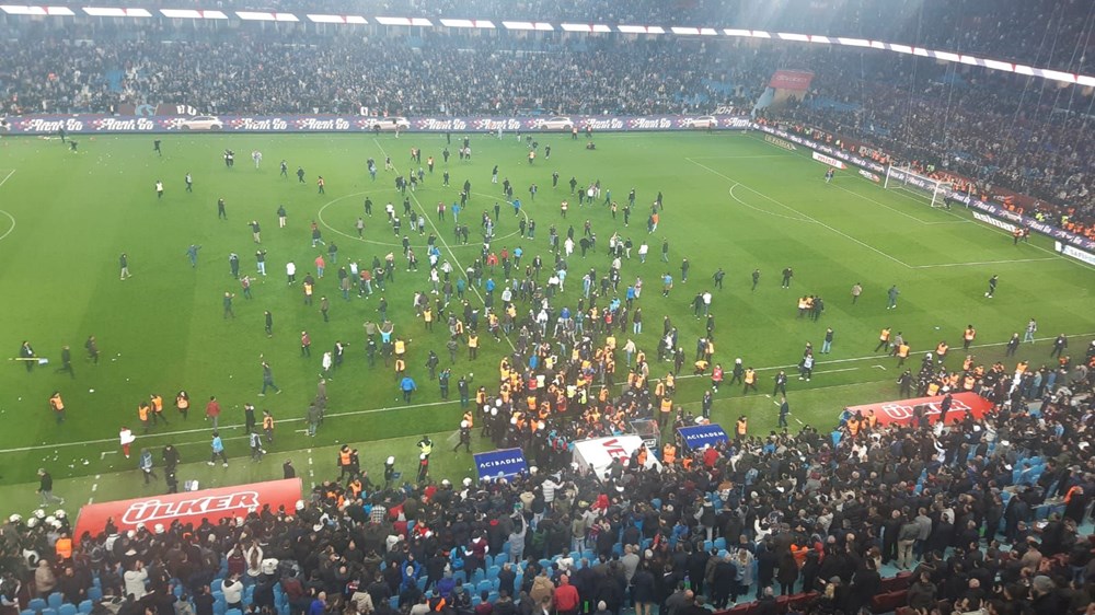 Trabzon'da maç sonu saha karıştı: 12 kişi gözaltında - 24