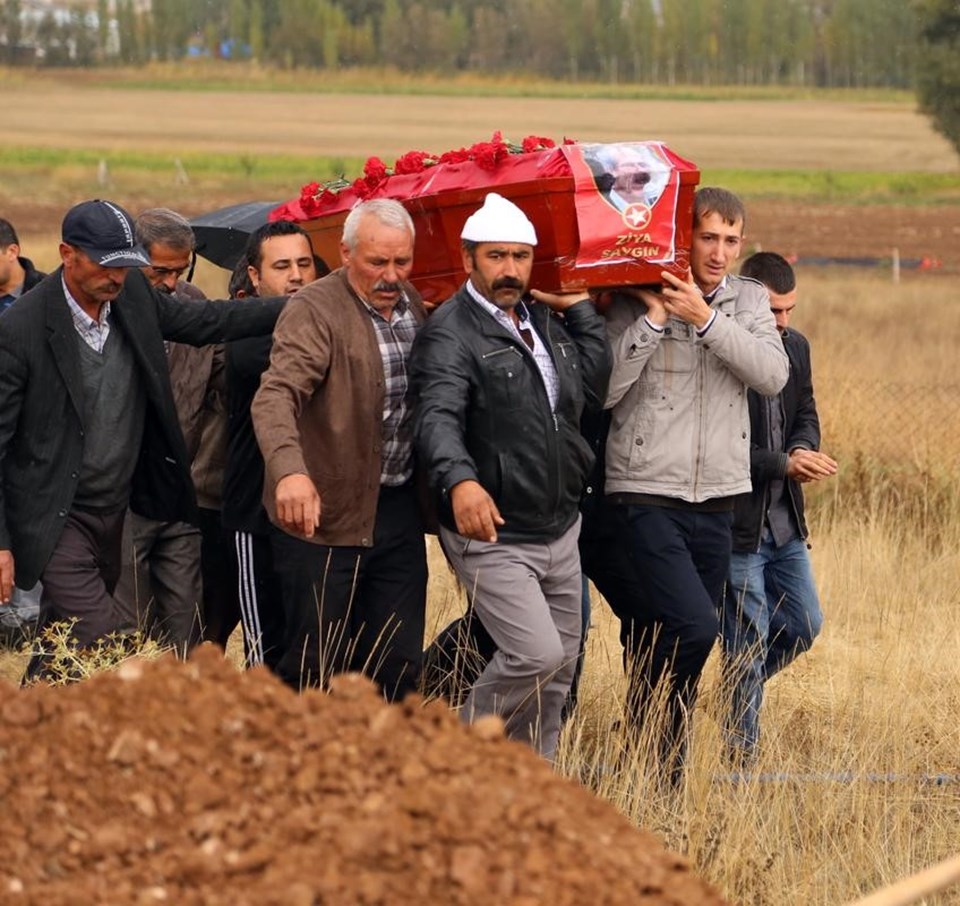 Ankara'daki katliamda ölen HDP yöneticisi gözyaşlarıyla uğurlandı - 1