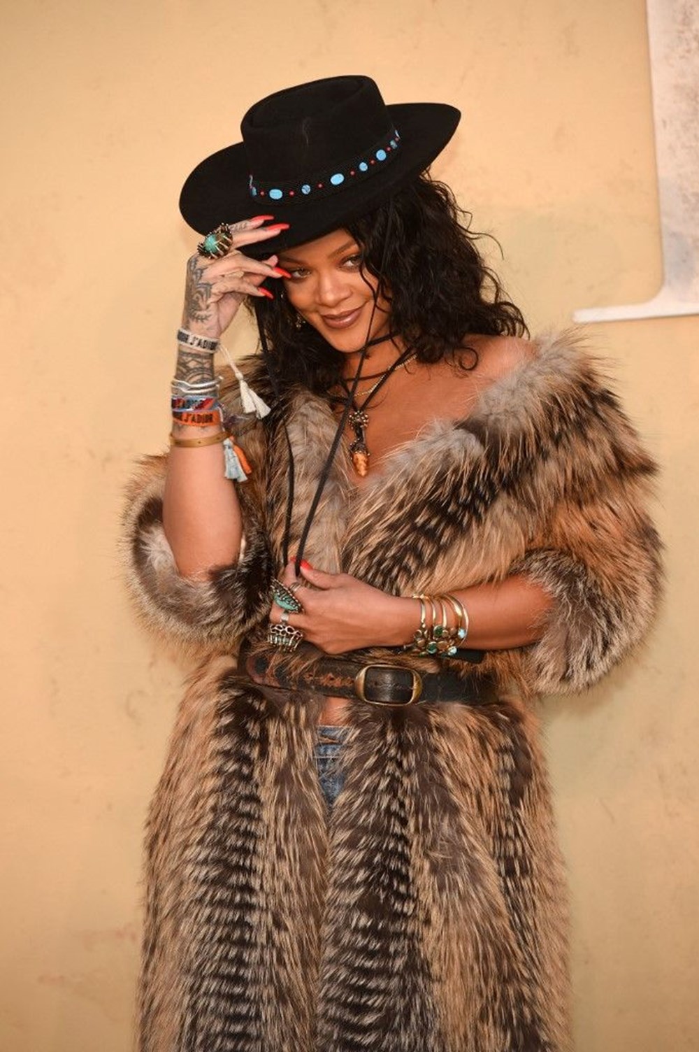 PETA Rihanna'dan kürklerini depremzedelere göndermesini istedi - 2