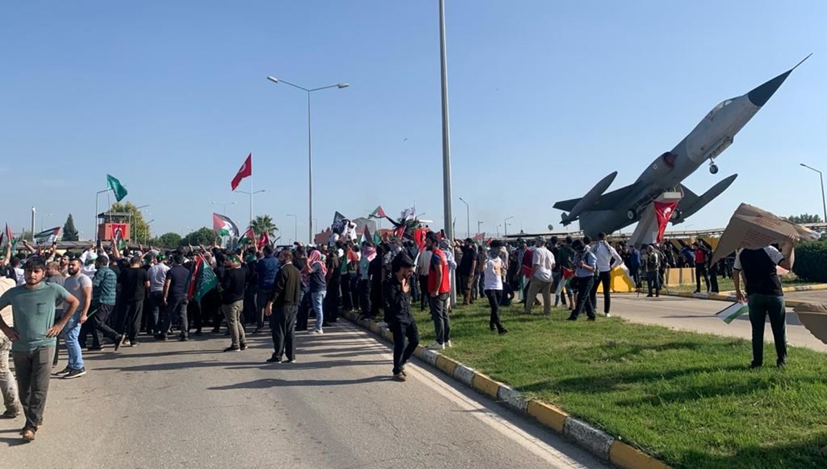 Protestocular İncirlik Hava Üssü'ne girmeye çalıştı Protestocular İncirlik Hava Üssü'ne girmeye çalıştı
