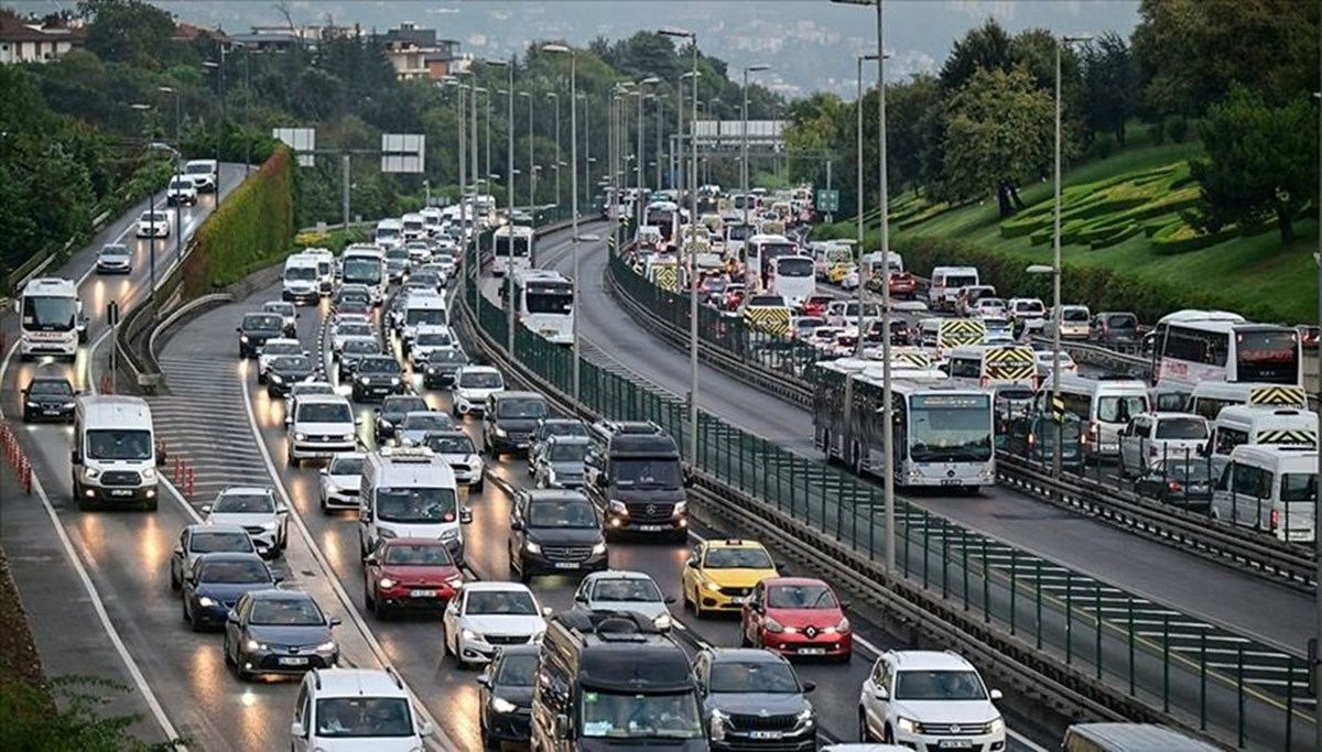 İstanbul'da haftanın ilk iş gününde trafik yoğunluğu: Yüzde 80'e ulaştı İstanbul'da haftanın ilk iş gününde trafik yoğunluğu: Yüzde 80'e ulaştı