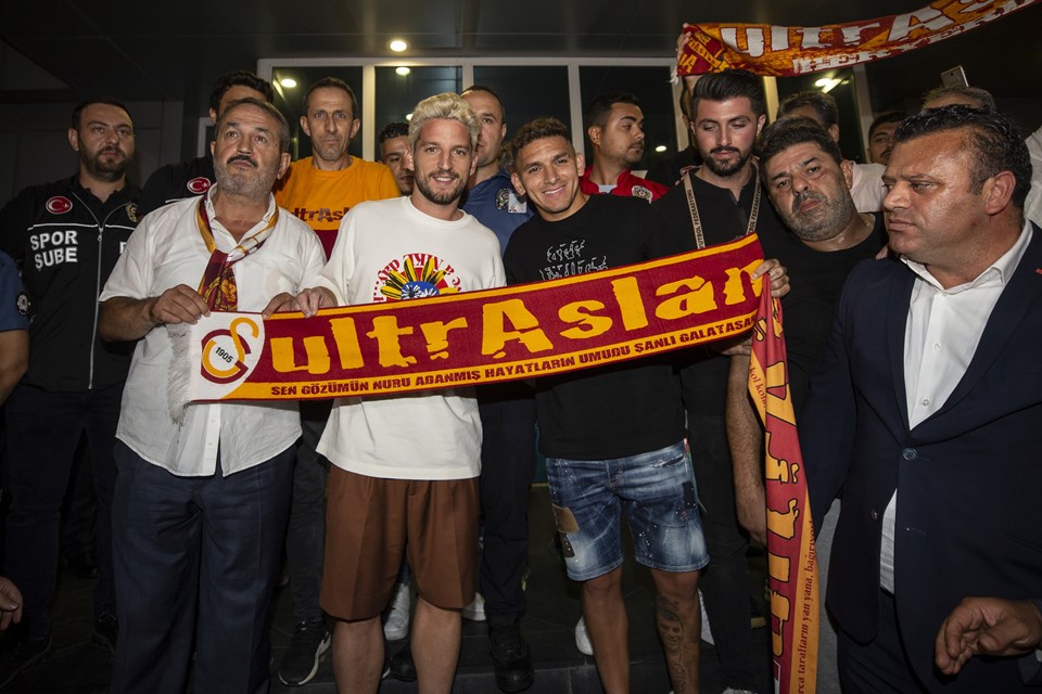 SON DAKİKA: Galatasaray'ın yeni transferleri Mertens ve Torreira İstanbul'da - 1