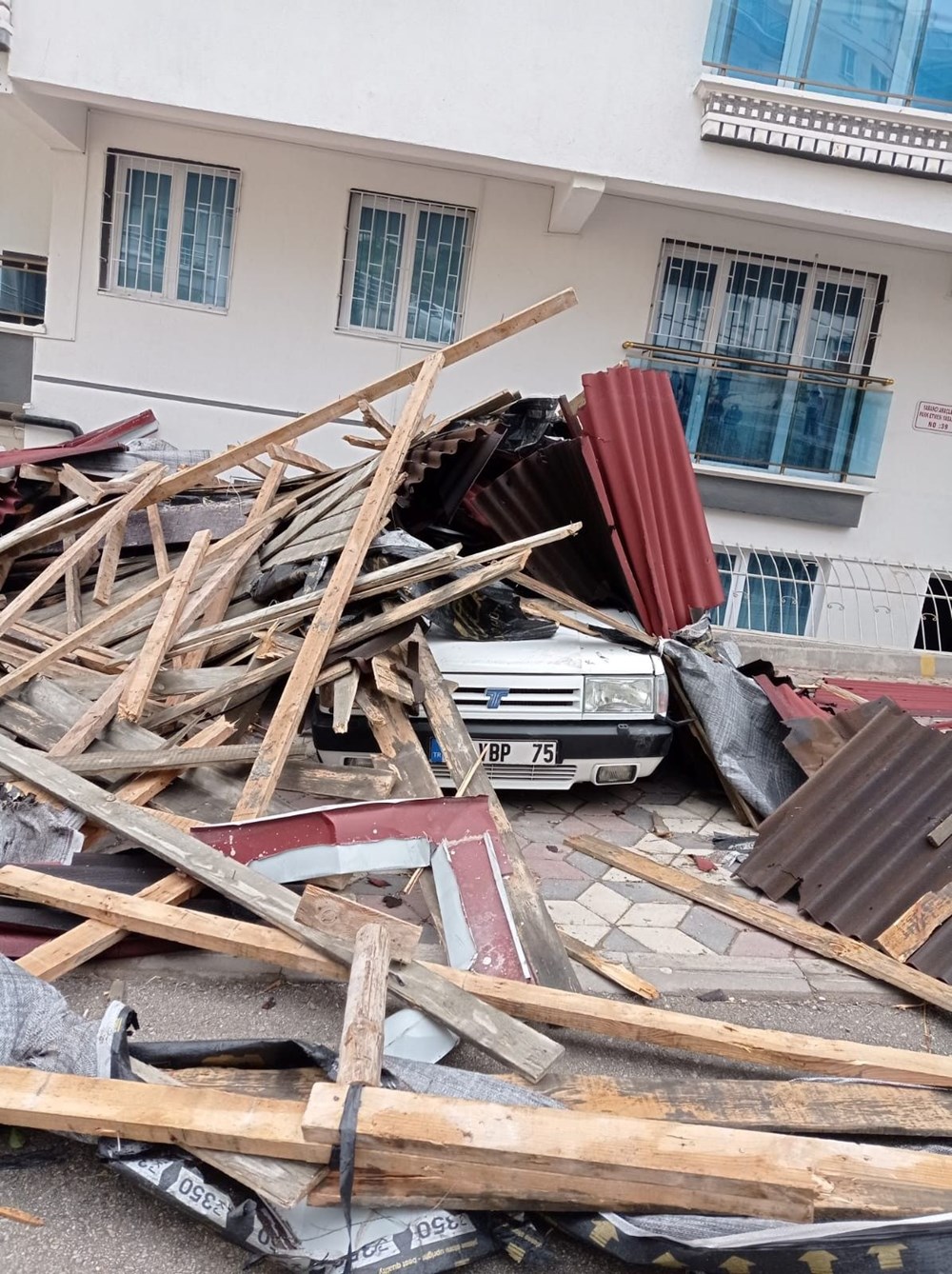Ankara’da fırtına: Uçan çatı araçların üzerine düştü - 3