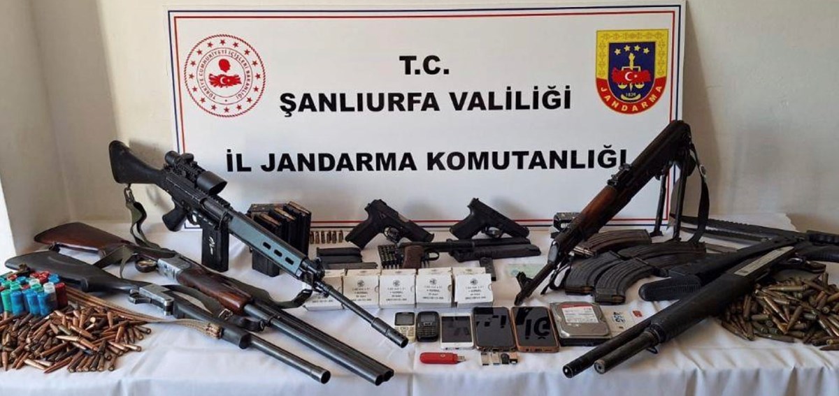 Çok sayıda silah, mühimmat ve sahte belge ele geçirildi. Çok sayıda silah, mühimmat ve sahte belge ele geçirildi.
