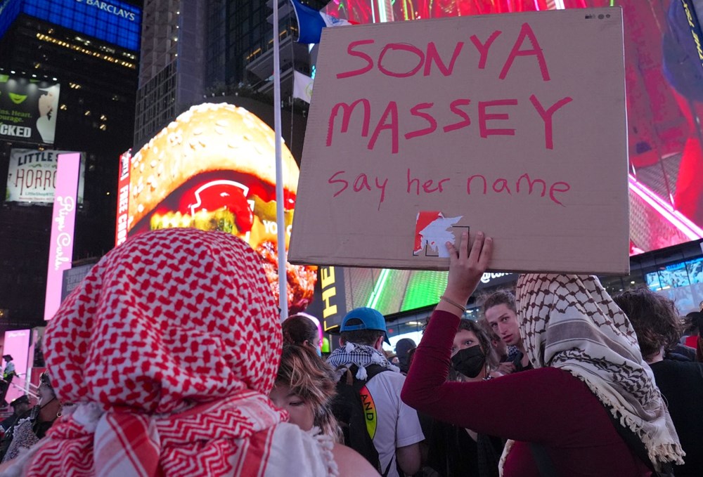 Polis tarafından öldürülen Sonya Massey için adalet! Binlerce kişi New York sokaklarında yürüdü - 16