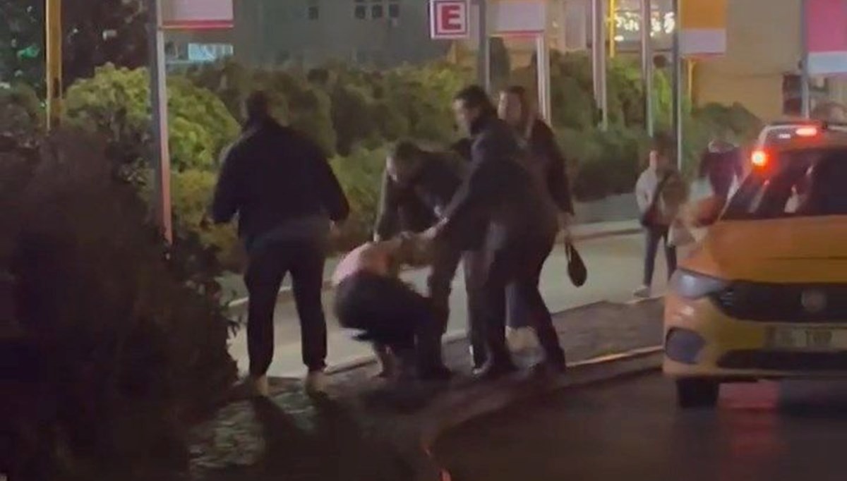 İstanbul'da taksici magandası: Sokak ortasında kadını dövdü İstanbul'da taksici magandası: Sokak ortasında kadını dövdü