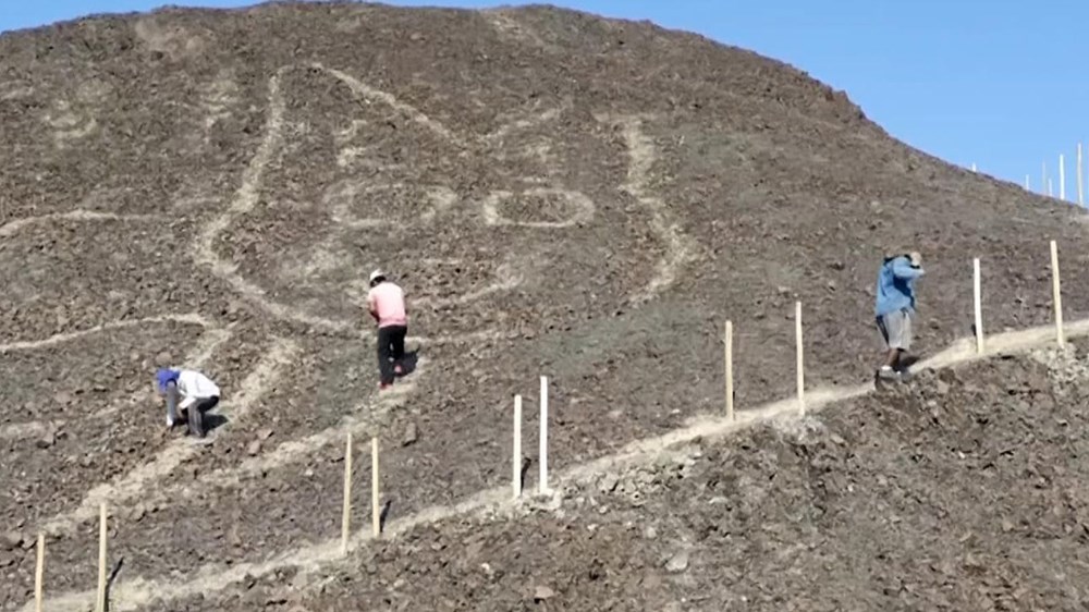 Peru'da arkeologlar bir yamaca çizilmiş 2 bin yıllık kedi figürü keşfetti - 2