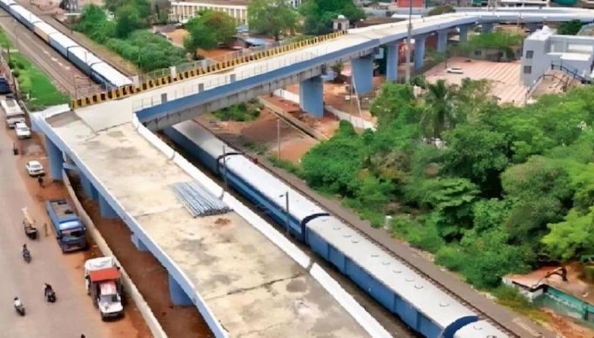 Hindistan'da 90 derecelik köprü Hindistan'da 90 derecelik köprü
