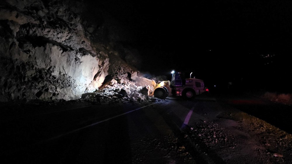 Artvin-Ardahan kara yolunda heyelan: Ulaşım kontrollü sağlanıyor - 5