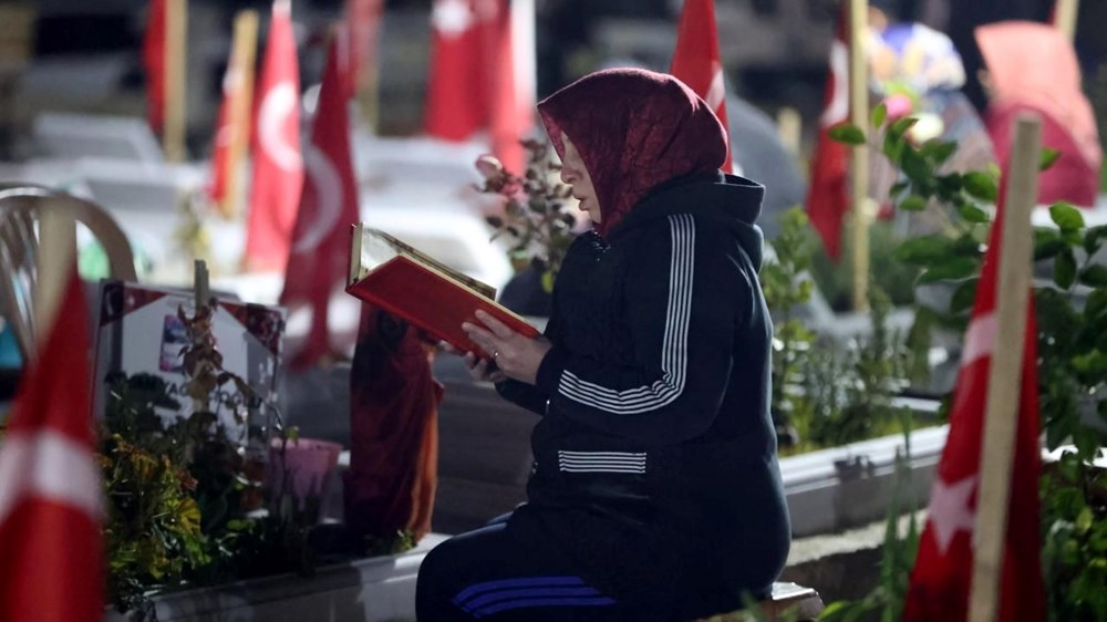 Depremde hayatını kaybedenler mezarları başında anıldı - 8