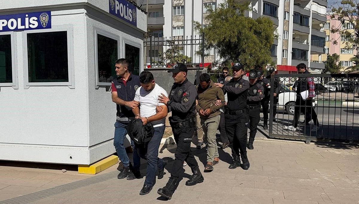 Kilis'te göçmen kaçakçılığı yapan 5 organizatör tutuklandı Kilis'te göçmen kaçakçılığı yapan 5 organizatör tutuklandı