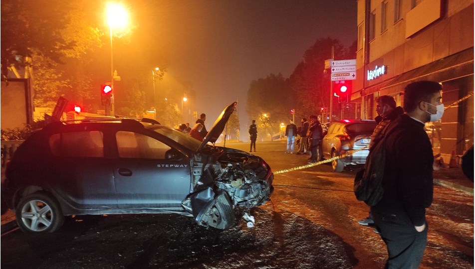 Üsküdar'da ters yöne giren otomobil 6 araca çarparak durabildi