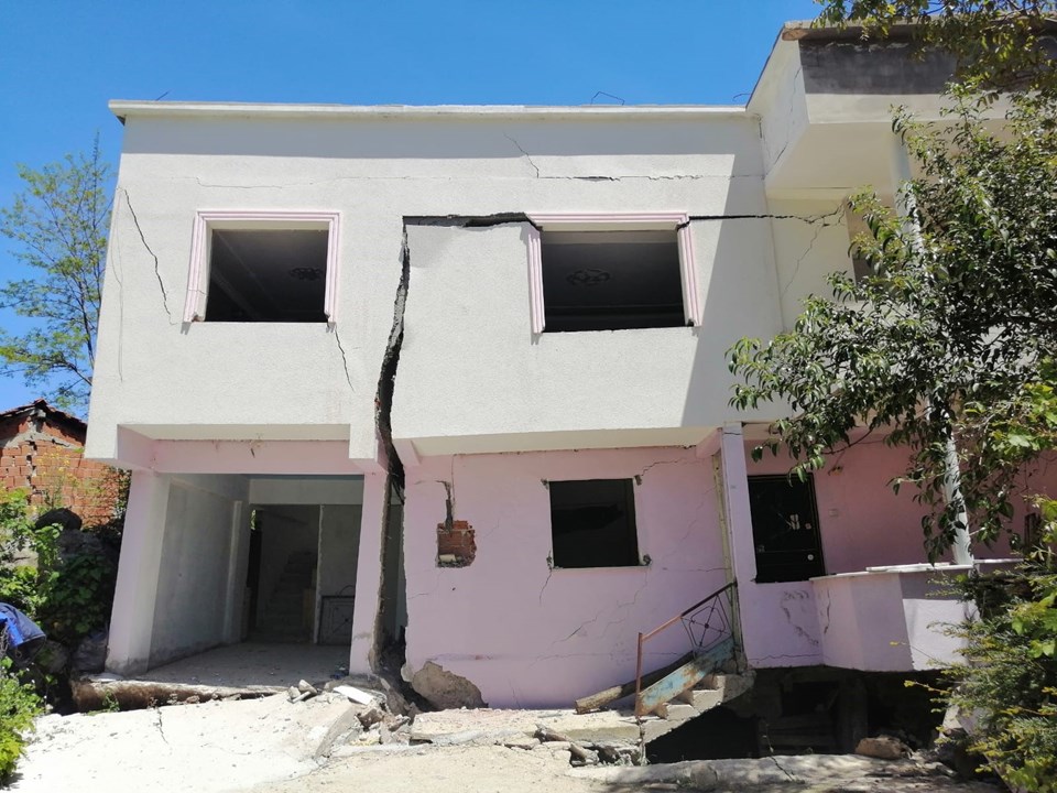Ordu'da heyelan: Üç ev çöktü, mahalleli evlerini boşaltıyor - 2