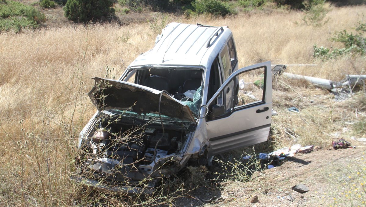 Hafif ticari araç önce ağaca sonra direğe çarptı