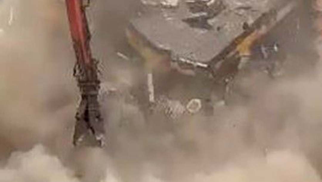 Elazığ'da hasarlı bina yıkım sırasında çöktü