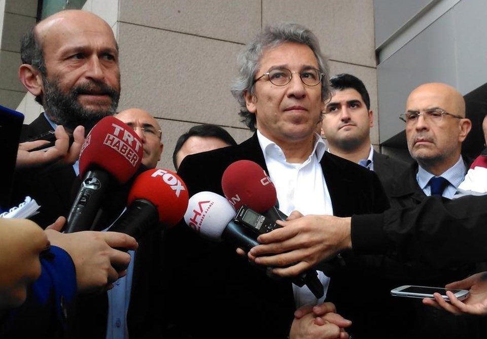 Gazeteci Can Dündar ve Erdem Gül’ün tutuklanmasına protesto - 13