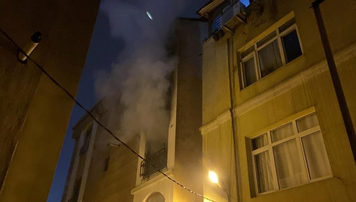 Kağıthane’de korkutan yangın: 3 kişi yaralandı Kağıthane’de korkutan yangın: 3 kişi yaralandı