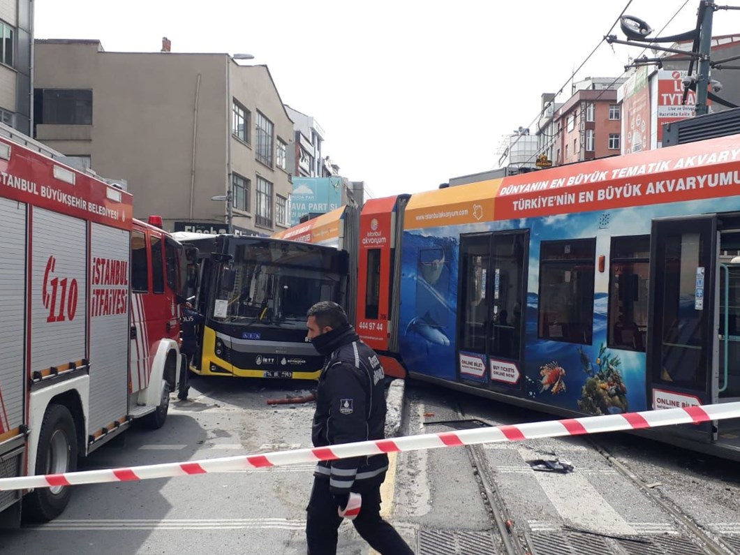 Istanbul Da Tramvay Iett Otobusune Carpti Ntv