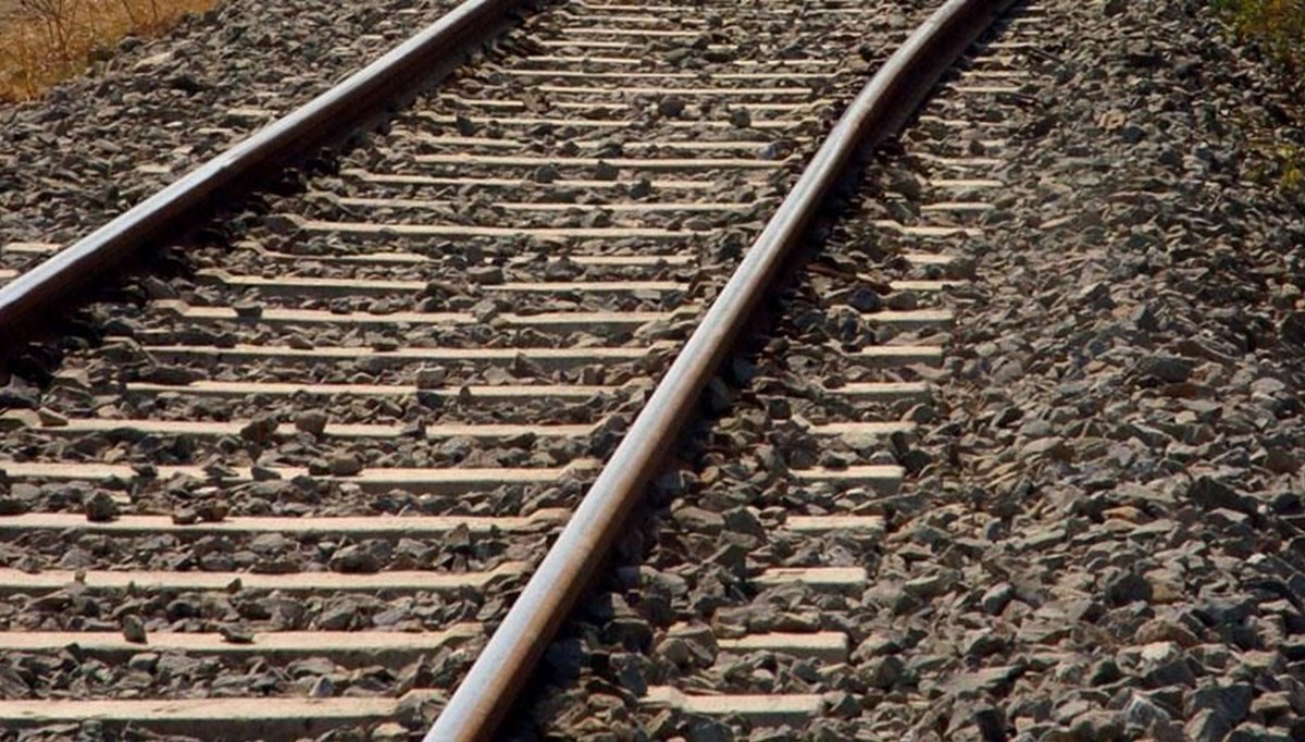 Barselona'da tren raylardan geçenlere çarptı: 4 kişi öldü Barselona'da tren raylardan geçenlere çarptı: 4 kişi öldü