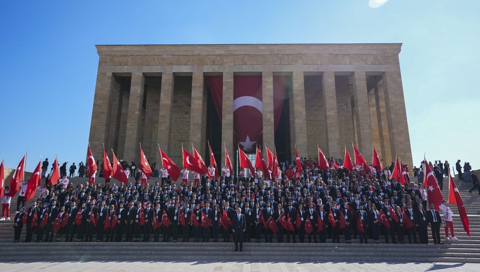 İlk adımın ışığında 106'ncı yıl: 81 ilden gelen gençler Anıtkabir'de
