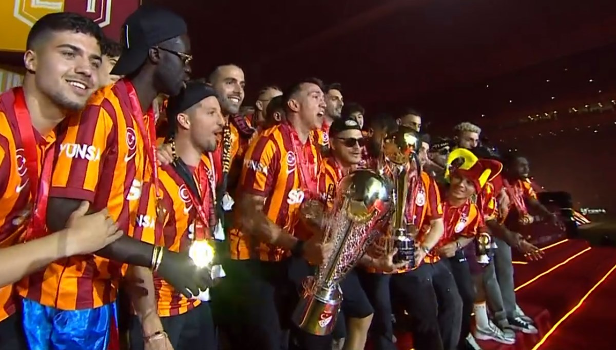 Şampiyon Galatasaray kupasını kaldırdı