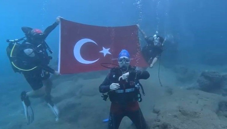 Su altında işaret diliyle İstiklal Marşı okudular