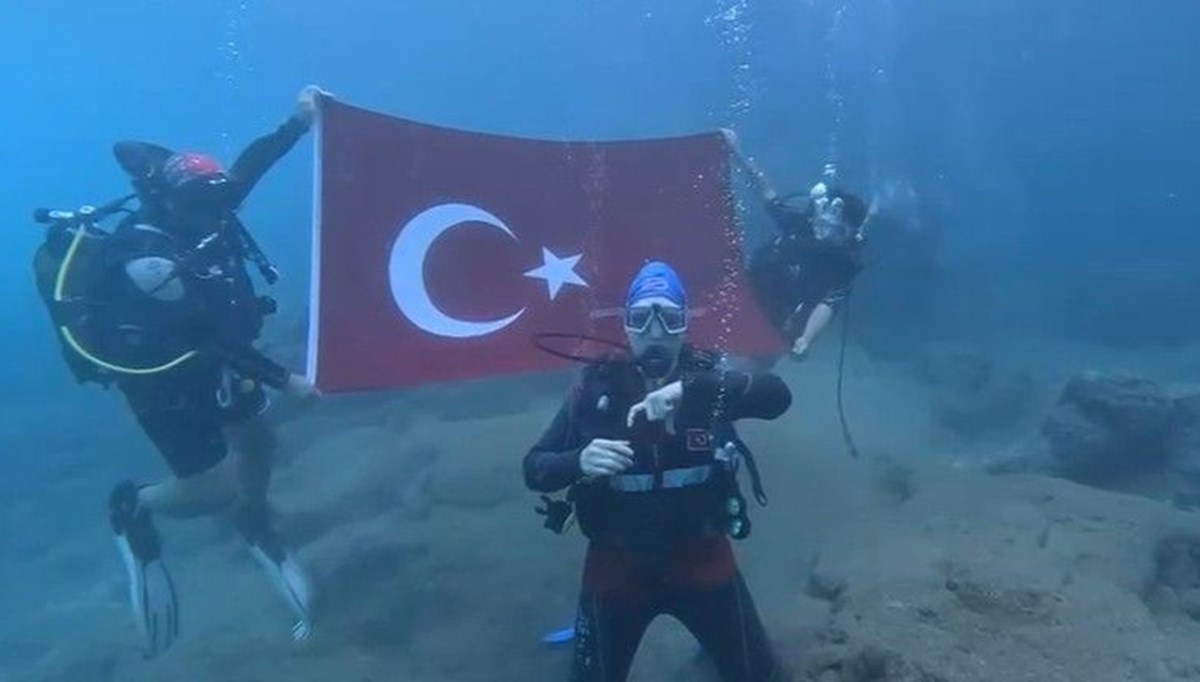 Su altında işaret diliyle İstiklal Marşı okudular Su altında işaret diliyle İstiklal Marşı okudular