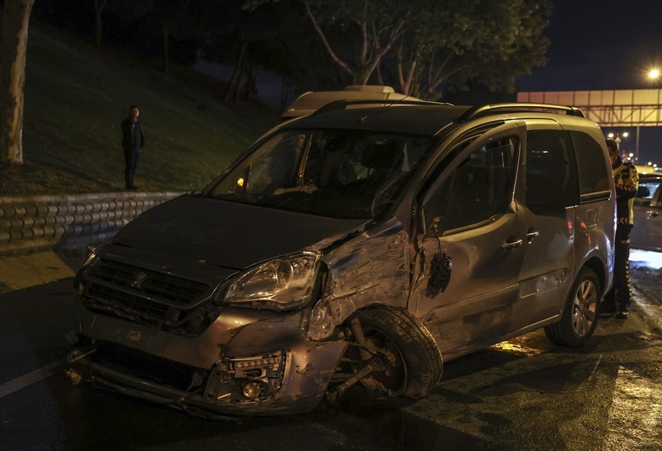 Makas atarken zincirleme kazaya neden oldular: 5 yaralı - 3