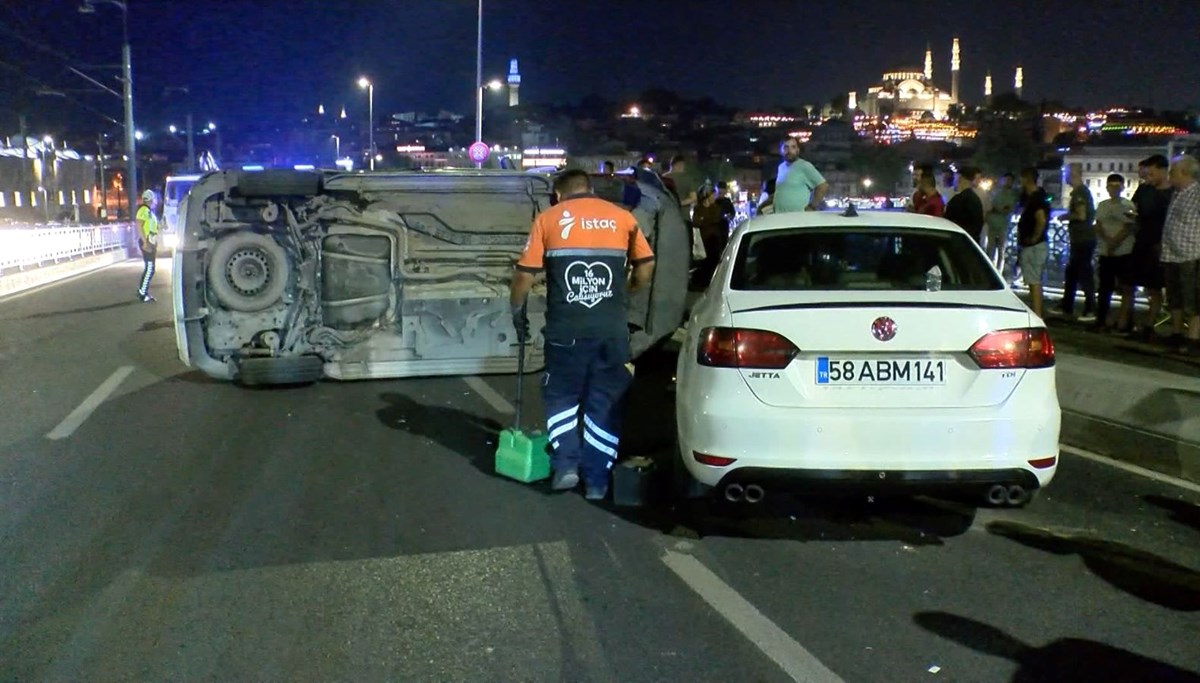 Galata Köprüsü'nde hafif ticari araç devrildi: 2 yaralı