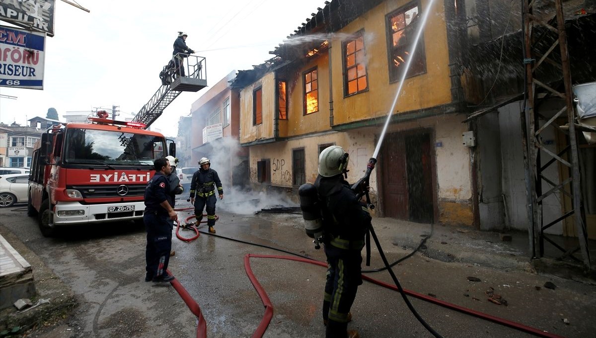 Antalya'da yangın: Pencereden atlayarak kurtuldu