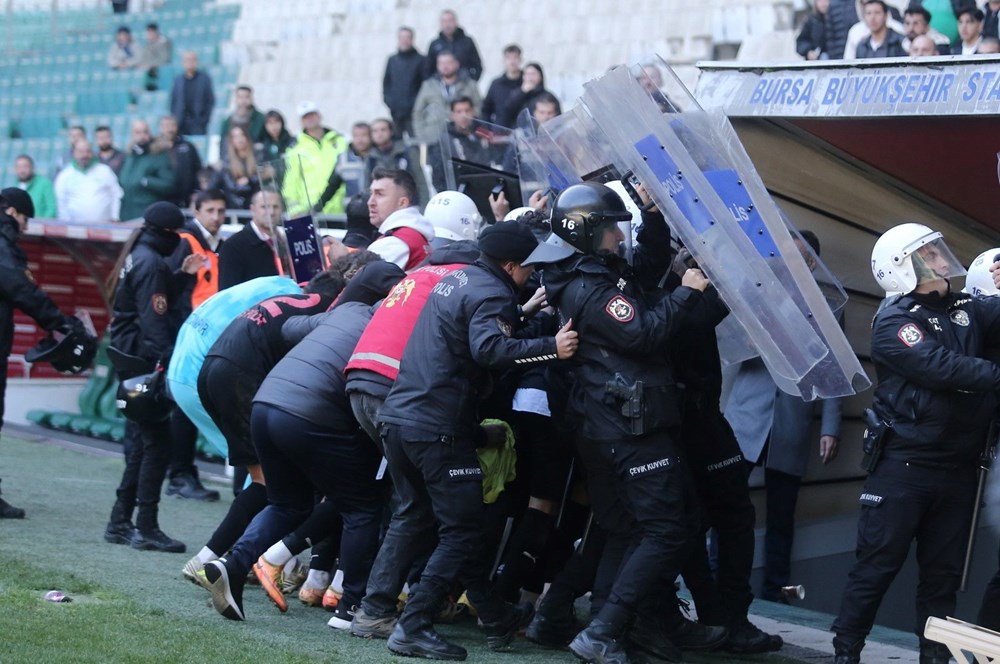 Bursaspor-Diyarbekirspor maçında futbolcular birbirine girdi: 6 kırmızı kart, 1 gözaltı - 7