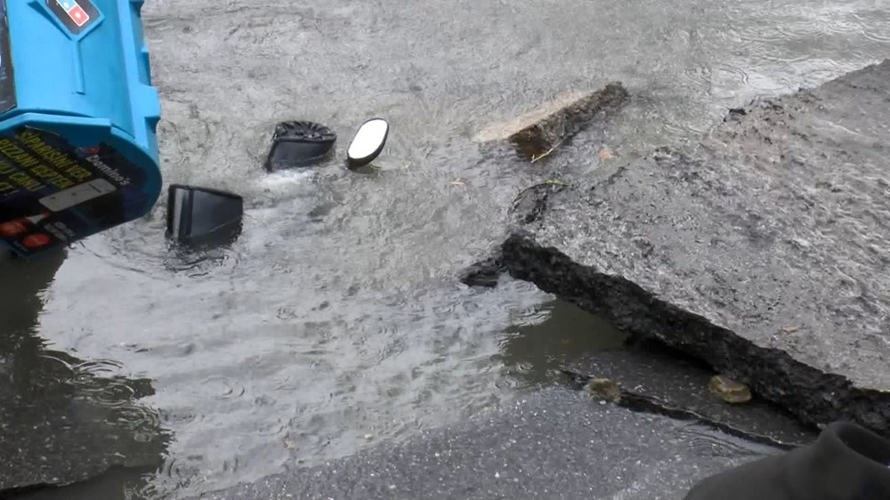 İstanbul'da su borusu patladı, moto kurye açılan çukura düştü - 6