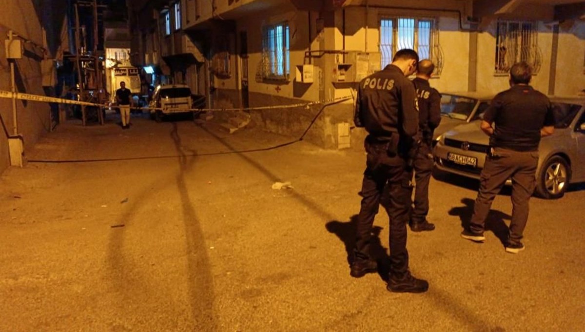 Husumetli iki grup arasında silahlı kavga: 1 ölü, 1 yaralı Husumetli iki grup arasında silahlı kavga: 1 ölü, 1 yaralı