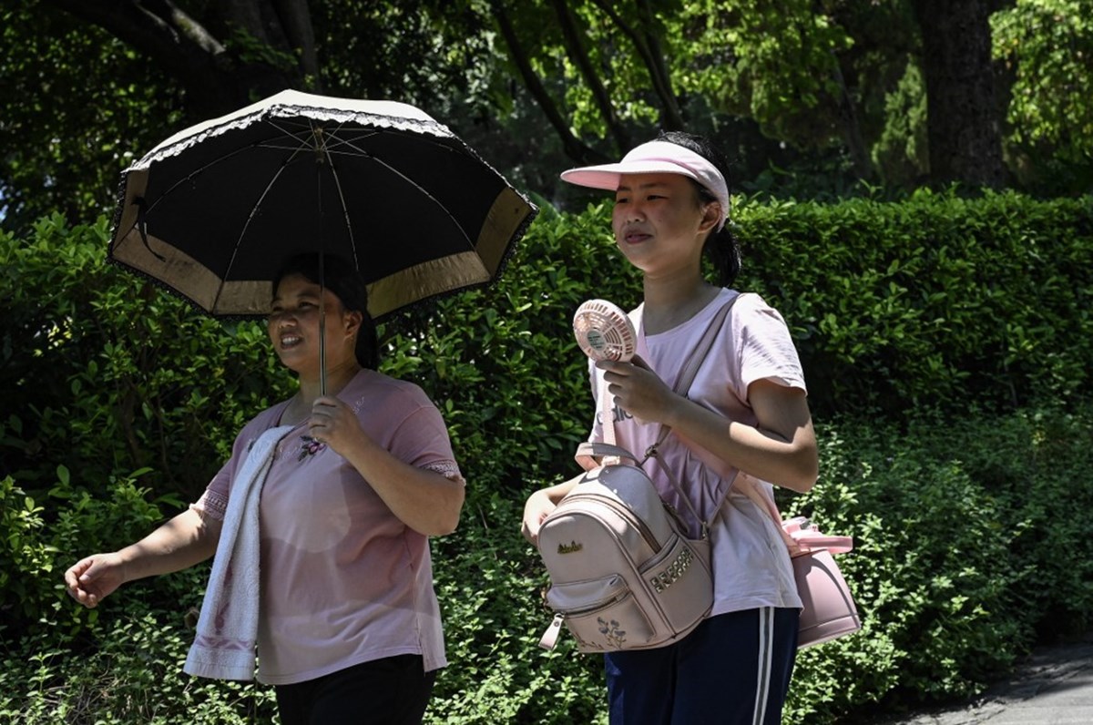 Meteoroloji sıcak saatlerde açık hava etkinliklerine katılmamaları, açık havada çalışanlara ise sık mola vermeleri uyarısında bulundu.