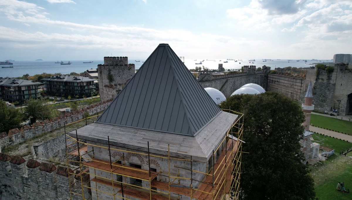 İstanbul siluetinin kaybolan parçaları tamamlanıyor: Yedikule'nin ilk külahı takıldı