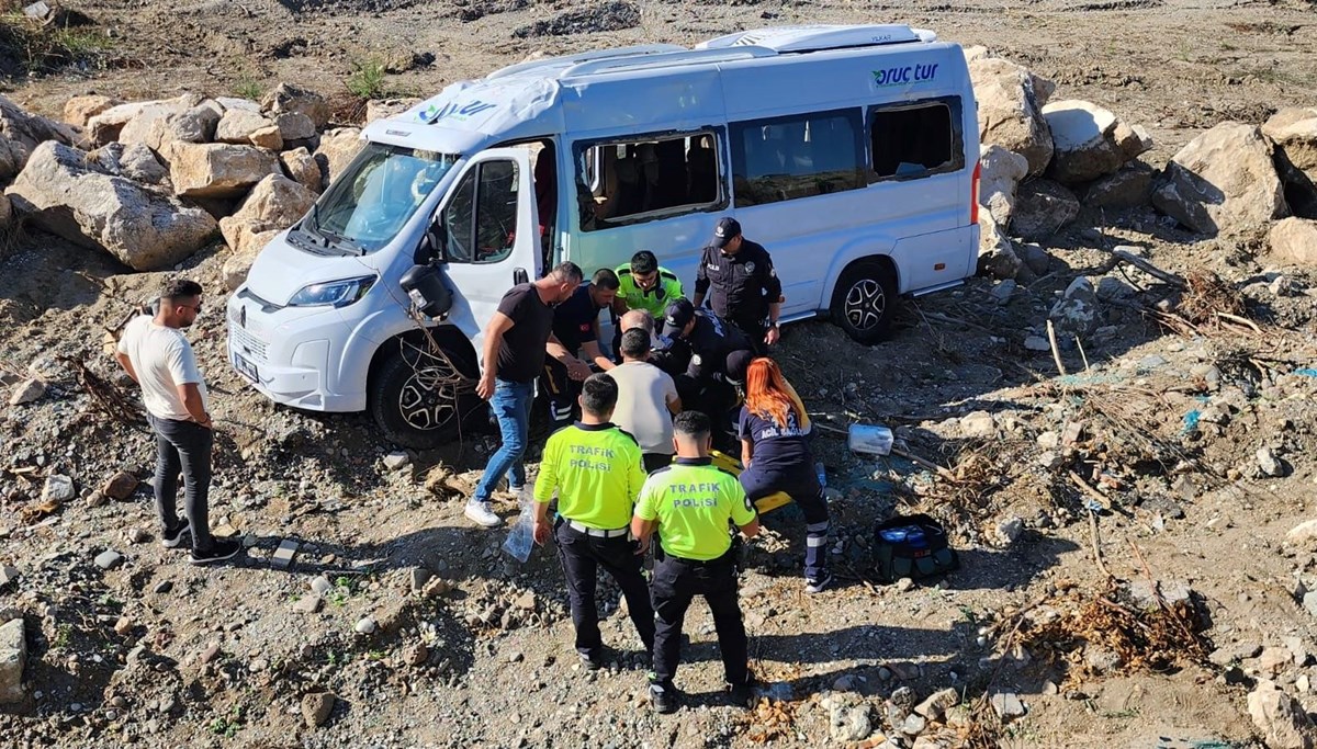 Servis minibüsü takla attı, sürücü yaralandı