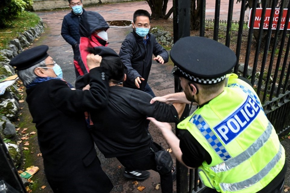 İngiltere'de Çin konsolosu protestocuyu dövdü - 1