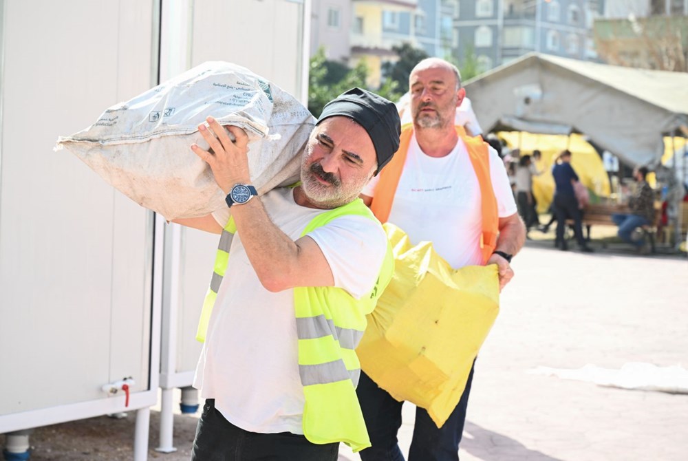 Erdal Bakkal rolüyle tanınan Cengiz Bozkurt da depremzedelerin yardımına koştu - 1