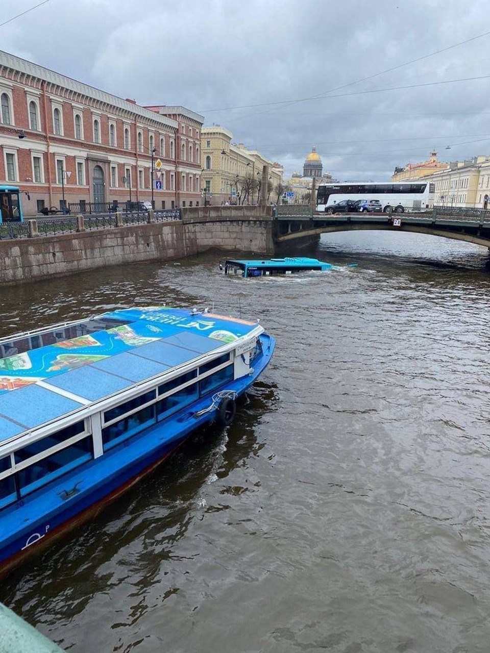 Rusya’da yolcu otobüsü nehre uçtu: 4 ölü - 1