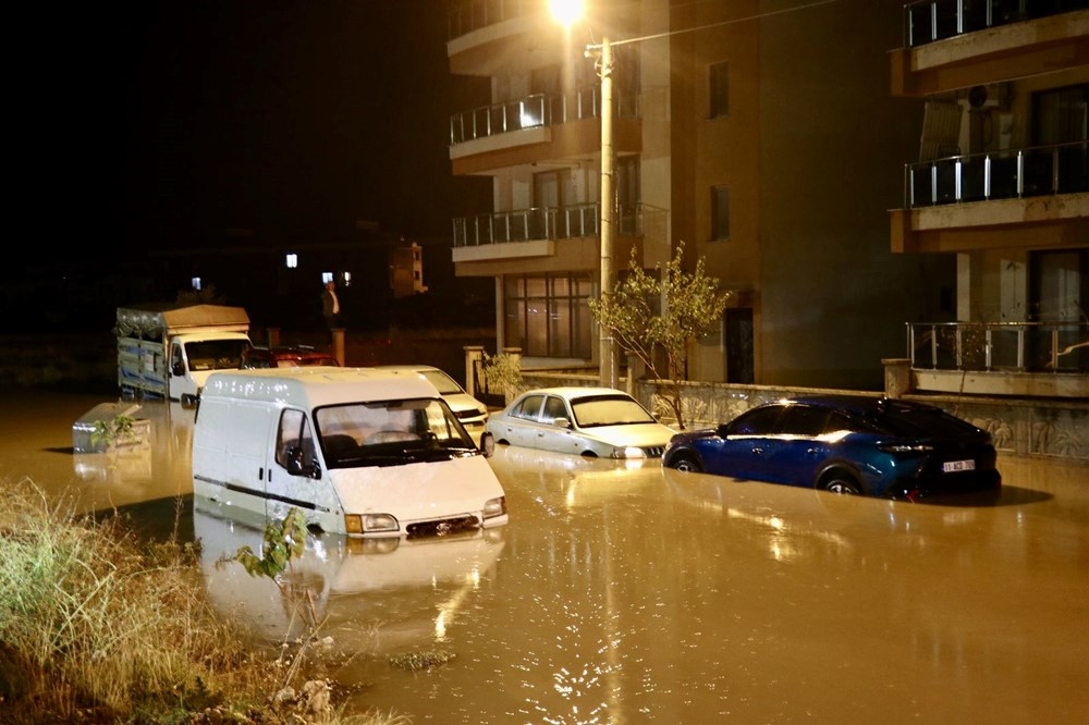 Balıkesir, İzmir ve Manisa’da su baskını: Caddeler su altında kaldı - 7