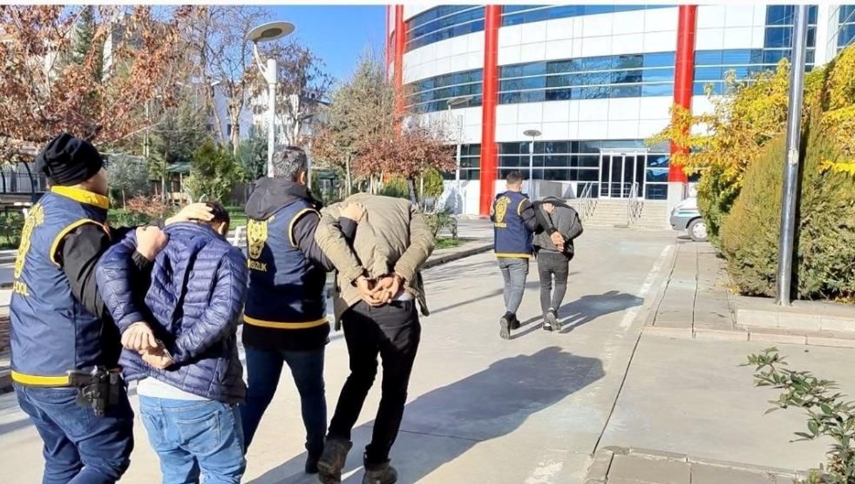 Hırsızlık yaptıkları iddia edilen 3 şüpheli yakalandı Hırsızlık yaptıkları iddia edilen 3 şüpheli yakalandı