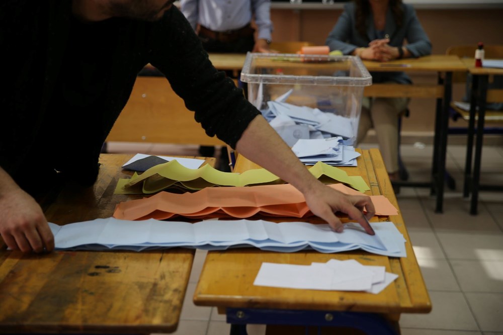 تركيا اليوم من فاز في المدن الكبرى؟ فاز حزب الشعب الجمهوري بـ 14 مقعدًا، بينما فاز حزب العدالة والتنمية بـ 12 من فاز في المدن الكبرى؟ فاز حزب الشعب الجمهوري بـ 14 مقعدًا، وفاز حزب العدالة والتنمية بـ 12 مدينة حضرية - 7