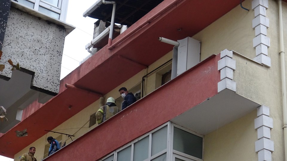 İzmir'deki depremin Avcılar'da bir binaya zarar verdiği iddiası - 1