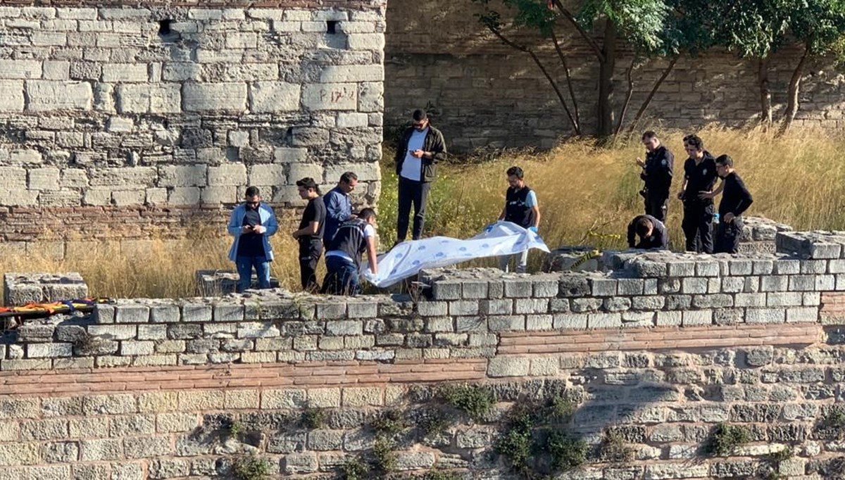 Tarihi surlarda ceset bulundu Tarihi surlarda ceset bulundu